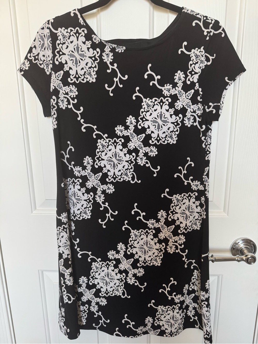 Ronni Nicole Women’s Black & White Printed Short-Sleeve Midi Dress PS